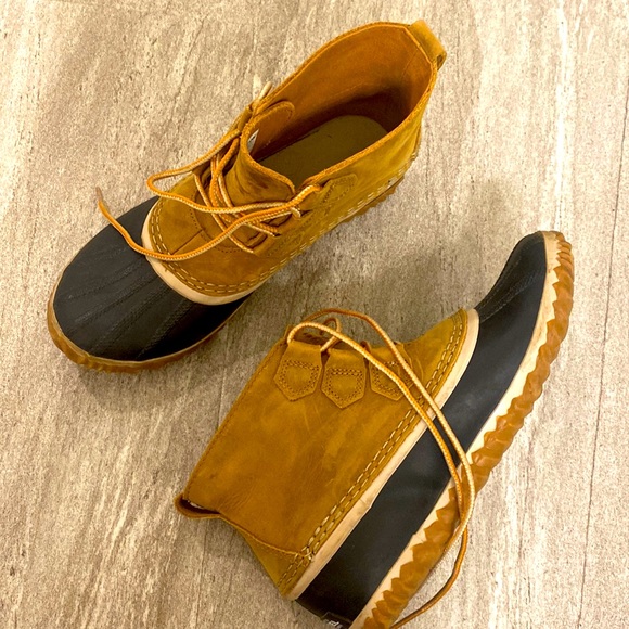 Sorel size 8 waterproof hiking booties - Picture 2 of 5